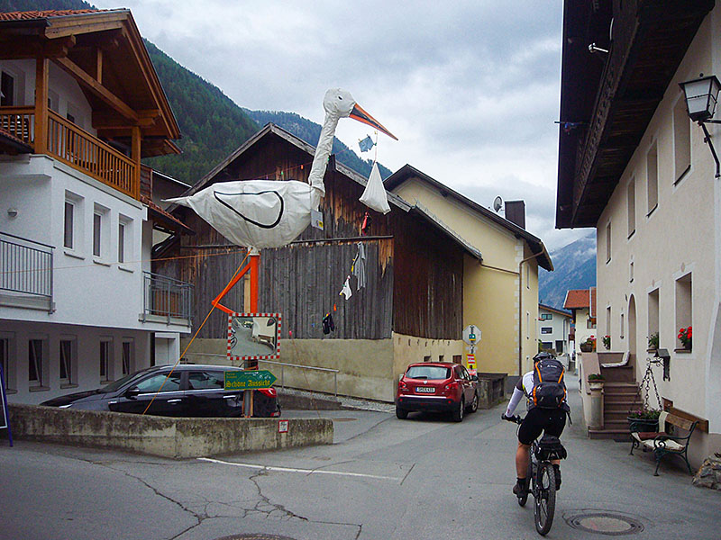 Auf dem Land bringt der Storch noch die Kinder ;-)