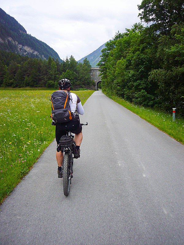 Erst m&uuml;ssen wir unter der Br&uuml;cke durch ...