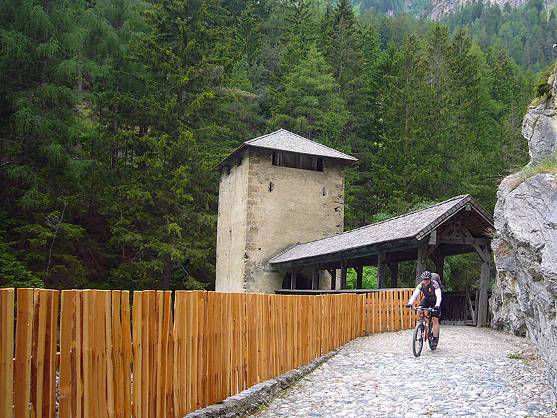 Durch die alte Wehranlage ...