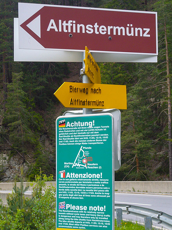 Oben angekommen, geht es f&uuml;r Radfahrer nur noch mit einem Shuttle weiter - aus Sicherheitsgr&uuml;nden