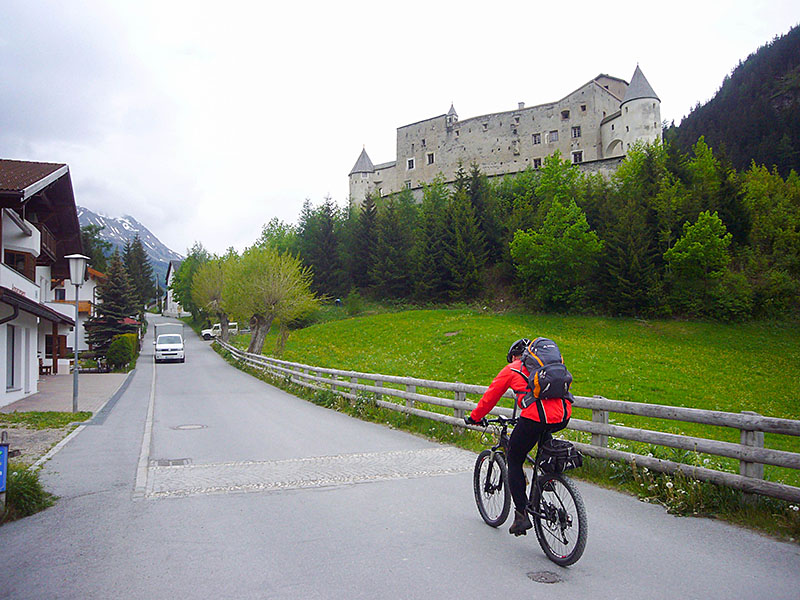 Vorbei an Burg Naudersberg fahren wir zum Reschenpass hinauf