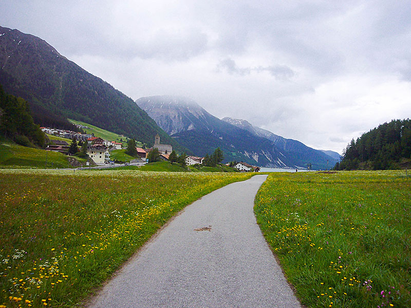 ... erreichen wir schon bald den Reschensee