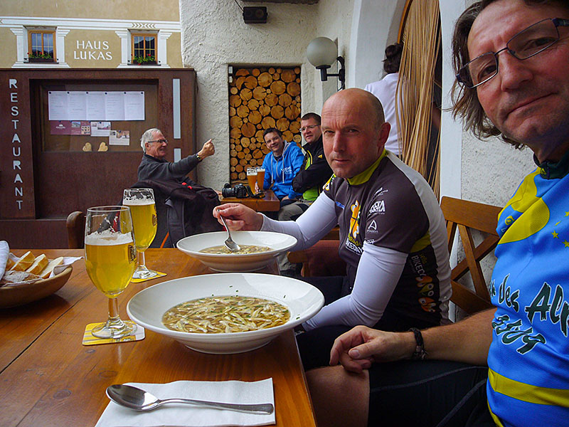 Die Teller mit der Frittatensuppe sind auch recht &uuml;ppig!