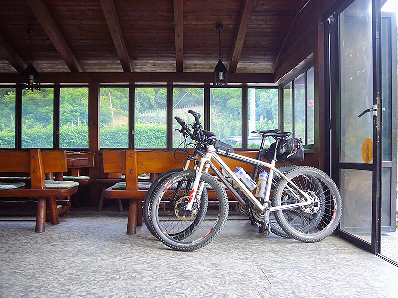 Die R&auml;der stellen wir trocken unter, Vroni hat n&auml;mlich gesagt, ich soll mein Fahrrad nicht schmutzig machen ;-)