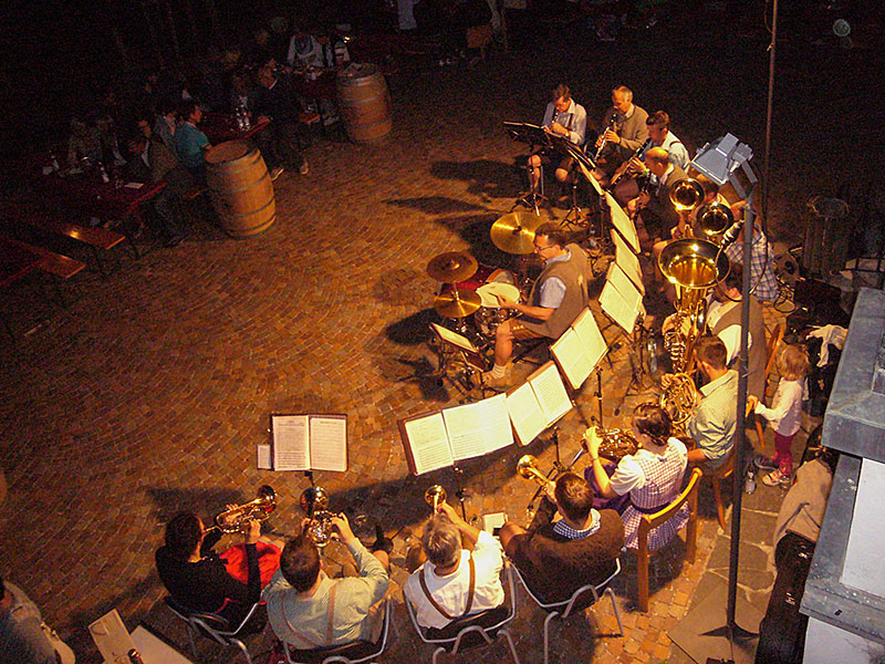 Abends machen wir noch einen auf "Folklore" und besuchen ein Weinfest