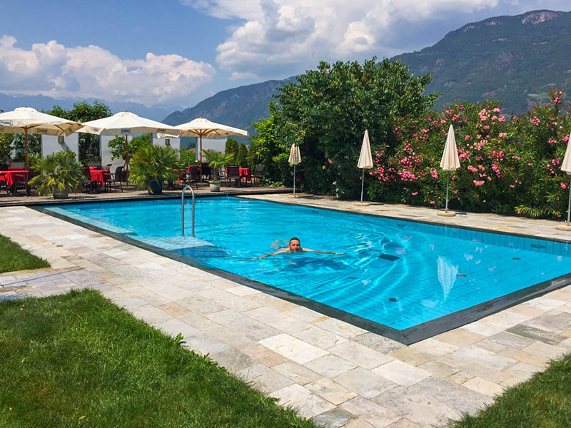 W&auml;hrend ich einen auf Urlaub mache und im und am Pool relaxe, f&auml;hrt Reini aus Spa&szlig; nach Meran