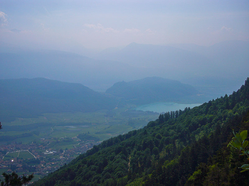 Tr&uuml;ber Ausblick zum Kalterer See