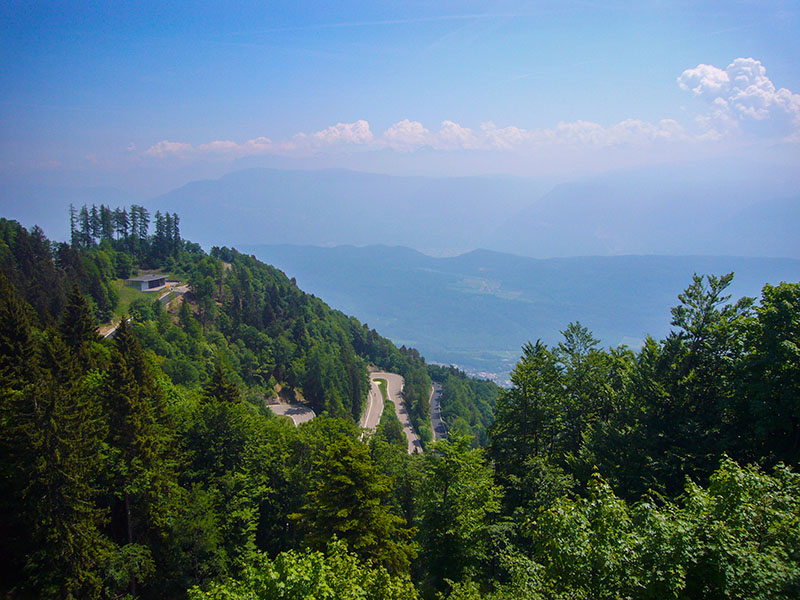 Die oberen Kehren des Mendelpasses ...