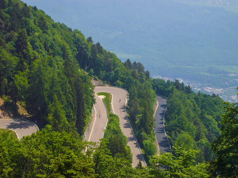 ... einige Radler arbeiten sich dort hinauf
