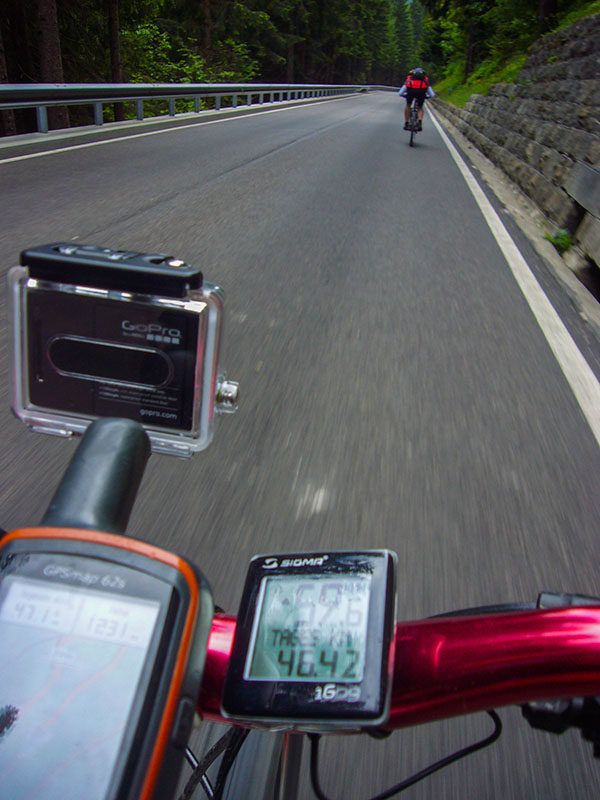 Die ersten H&ouml;henmeter vernichten wir auf der Stra&szlig;e ...