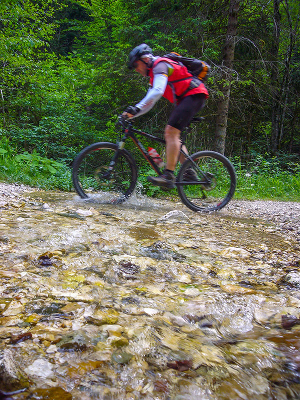 ... und durch Wasserfurten d&uuml;sen wir ins Tal