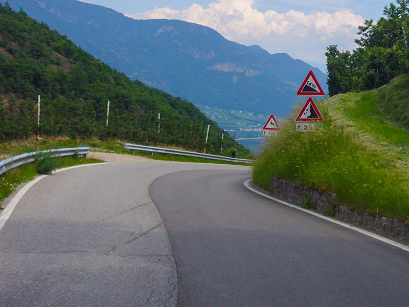 Nun geht es steil bergab, die 14 % sind untertrieben!