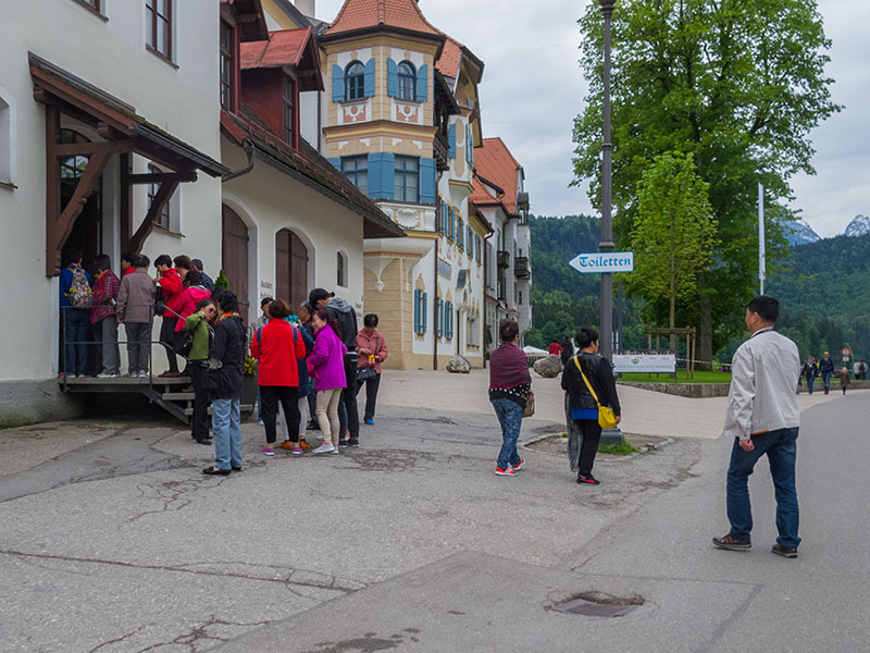 Bei den K&ouml;nigsschl&ouml;ssern ist immer viel los, Schlange vor der Toilette