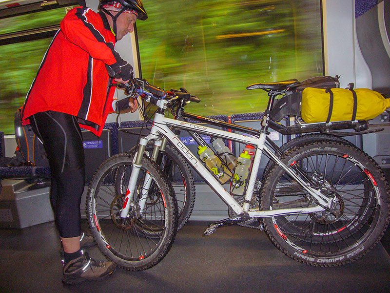 ... und fahren mit dem Zug von Scharnitz nach Innsbruck