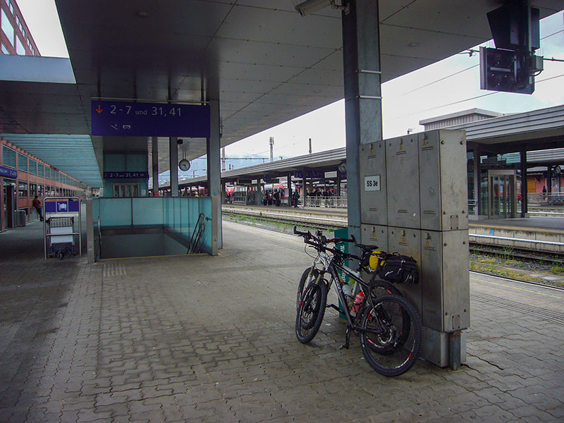 Umsteigen in Innsbruck, von hier aus nehmen wir den Zug zum Brenner hinauf
