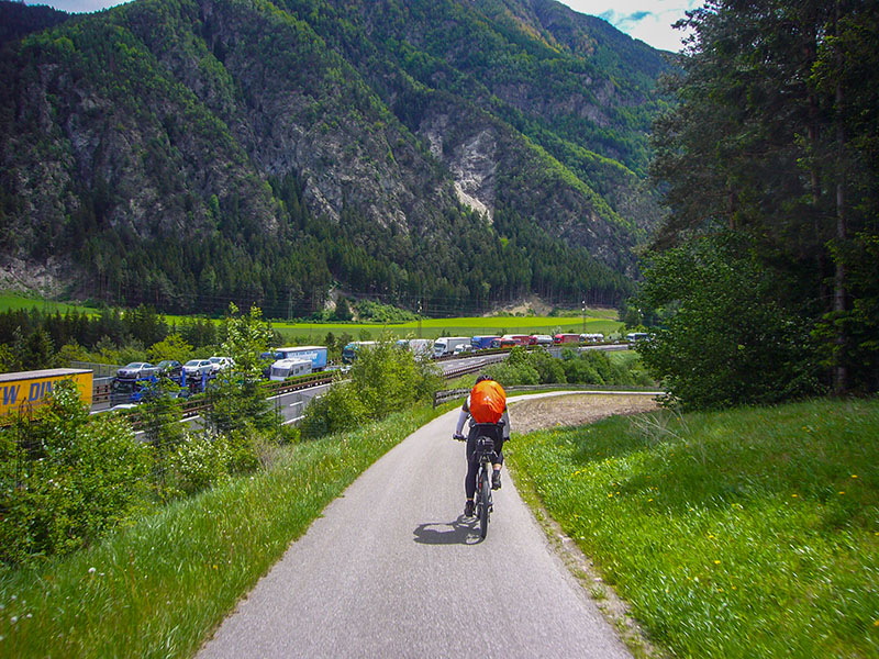 Bei Sterzing ist die Nordrichtung der Autobahn wegen Unfall gesperrt, der Stau zieht sich bis weit hinter Brixen ...