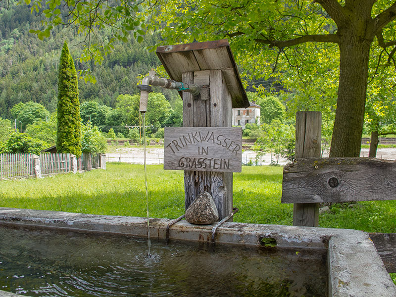 Am Brunnen in Grasstein haben wir letztes Jahr schon Pause gemacht