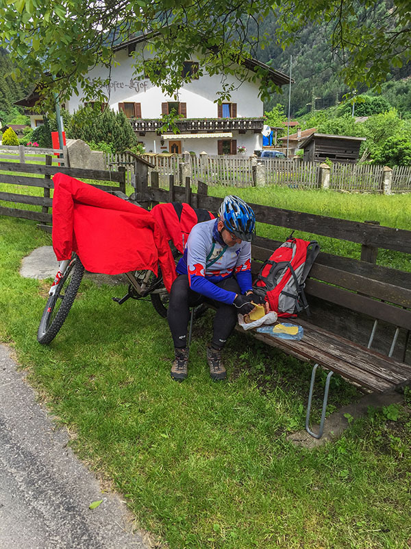 Die Br&ouml;tchen werden dick mit K&auml;se belegt ...