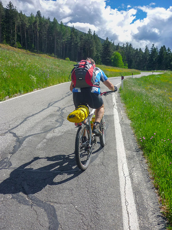 Immer weiter strampeln wir den Pass hinauf