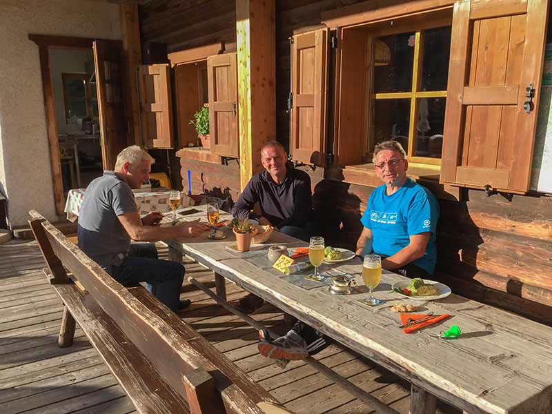 Zusammen mit zwei netten Motorradfahrern ...