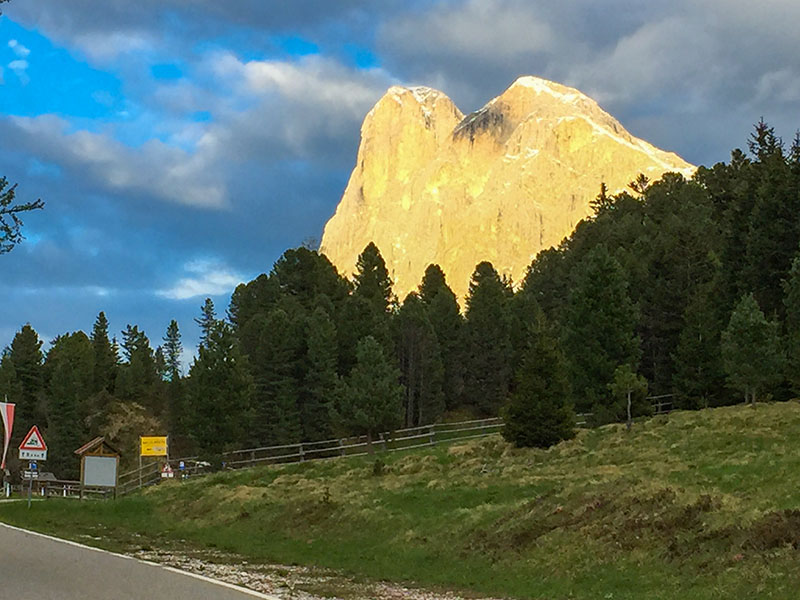 ... und rechts das goldene Massiv