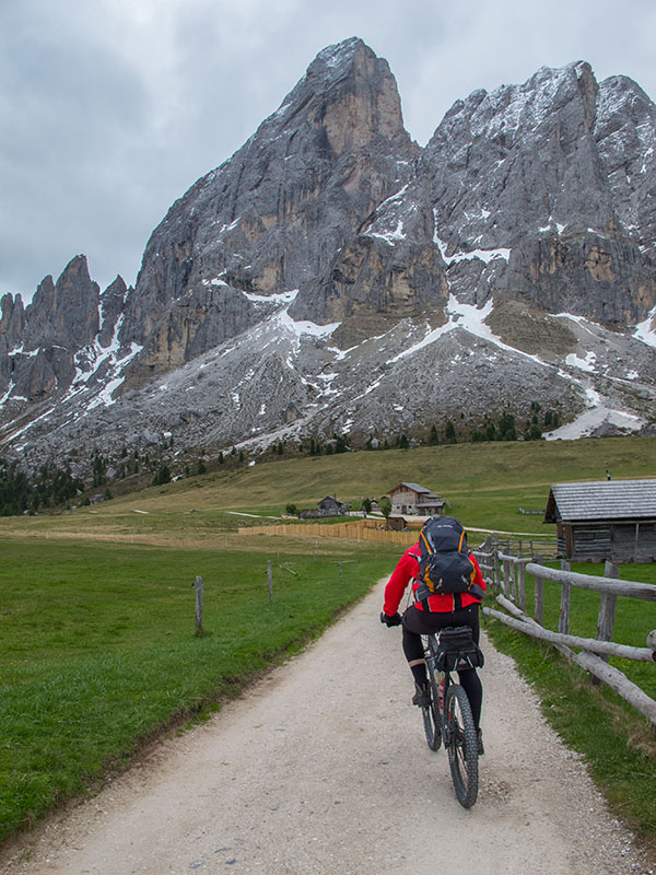 Nun umrunden wir den Peitlerkofel ...