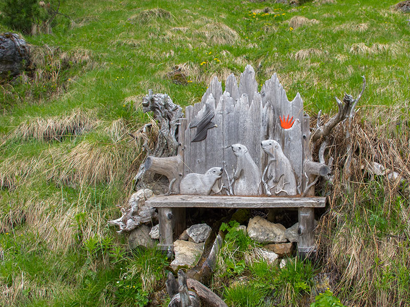 Weiter unten im Tal gibt es weitere geschnitzte Figuren und Darstellungen