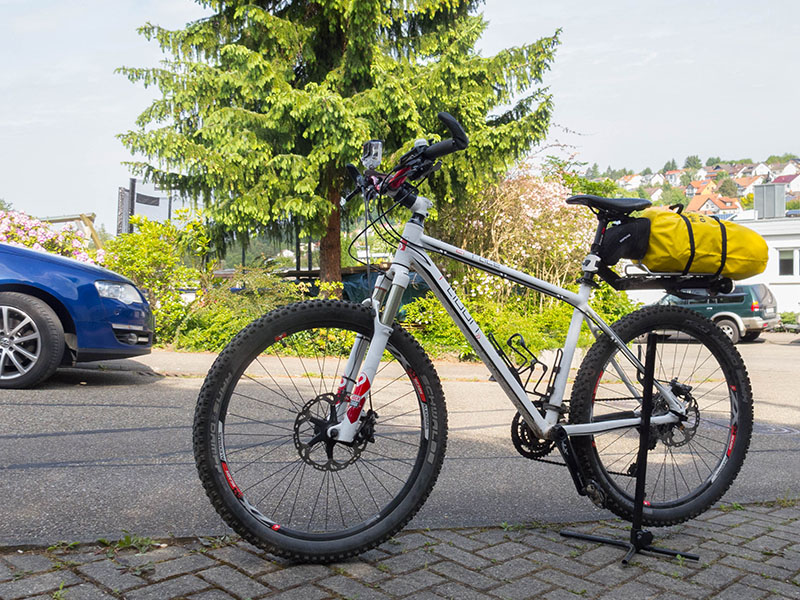 Der Packsack wird auf den Topeak-Tr&auml;ger geschnallt