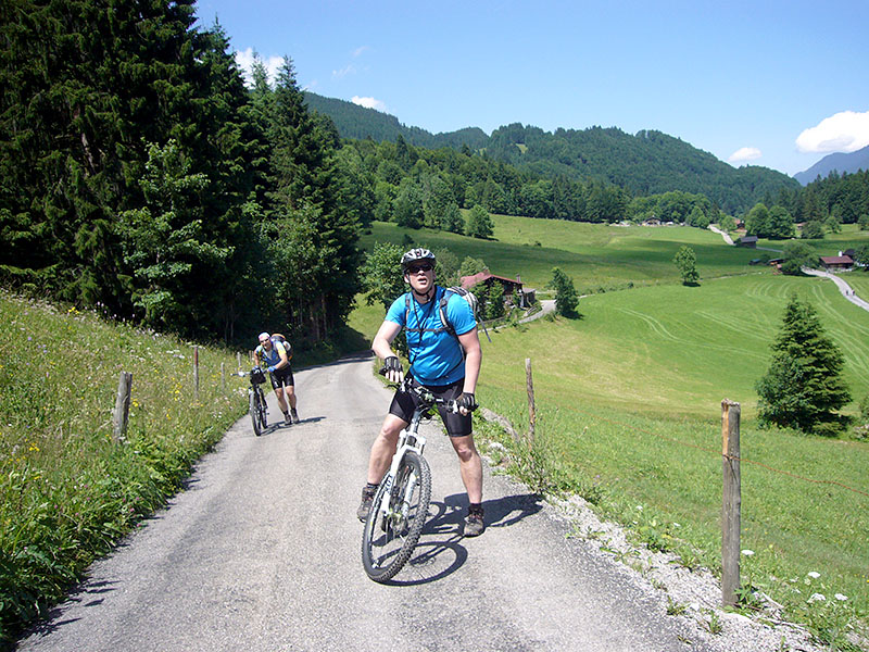 Dann geht es erstmal steil hinauf