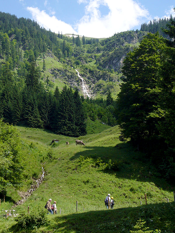 Vorbei am sch&ouml;nen Wasserfall ...