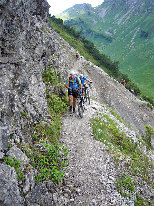 Die Jungs im Hintergrund haben den Aufstieg abgebrochen