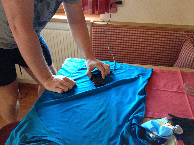 Mit der B&uuml;geleisen-App, kann man seine gewaschenen Shirts auch mit dem Smartphone gl&auml;tten ;-)