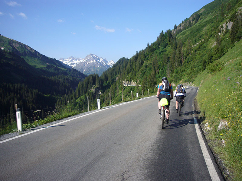 Von Warth aus rollen wir Richtung Lech hinab