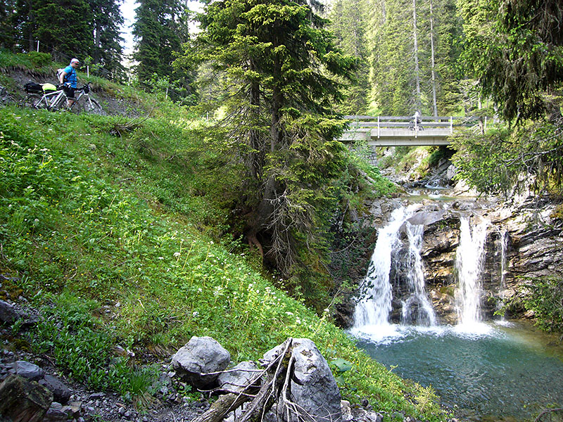 ... zu einem sch&ouml;nen Wasserfall