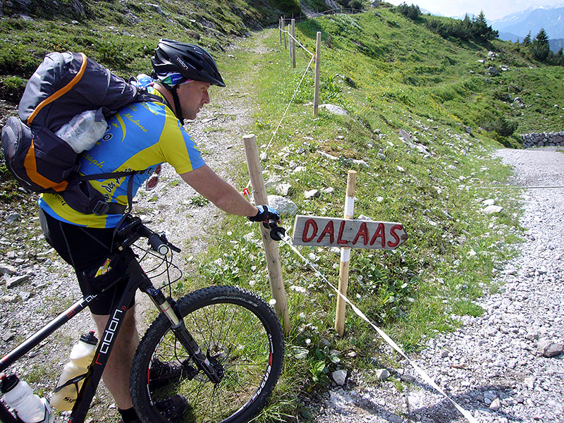 Zun&auml;chst ist der Weg gut fahrbar ...