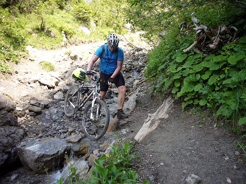 Mal geht es durch einen Bach ...