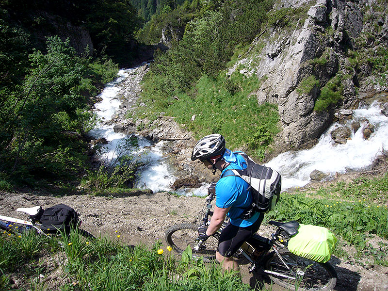 ... mal an einem Abhang entlang ...