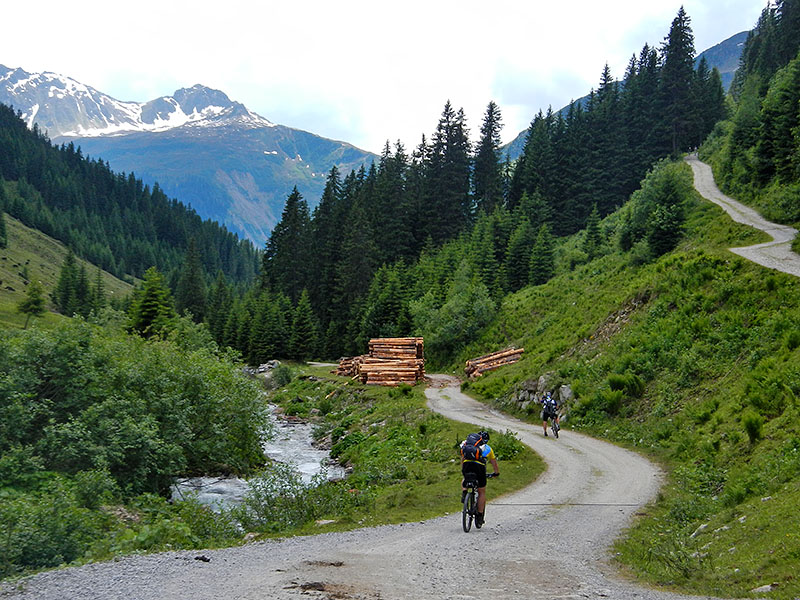 Zun&auml;chst rollen wir eine Weile hinab ...