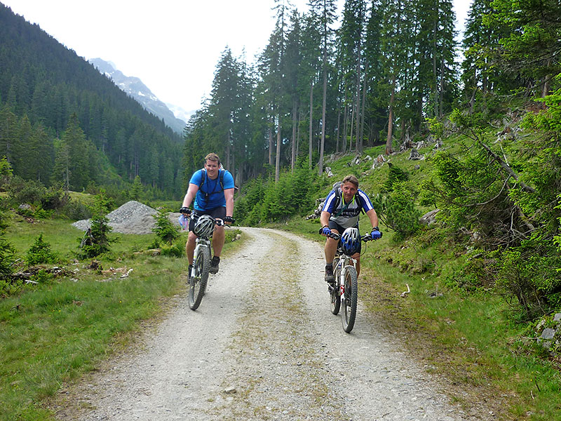 Harmlos biedert sich die Steigung an ...