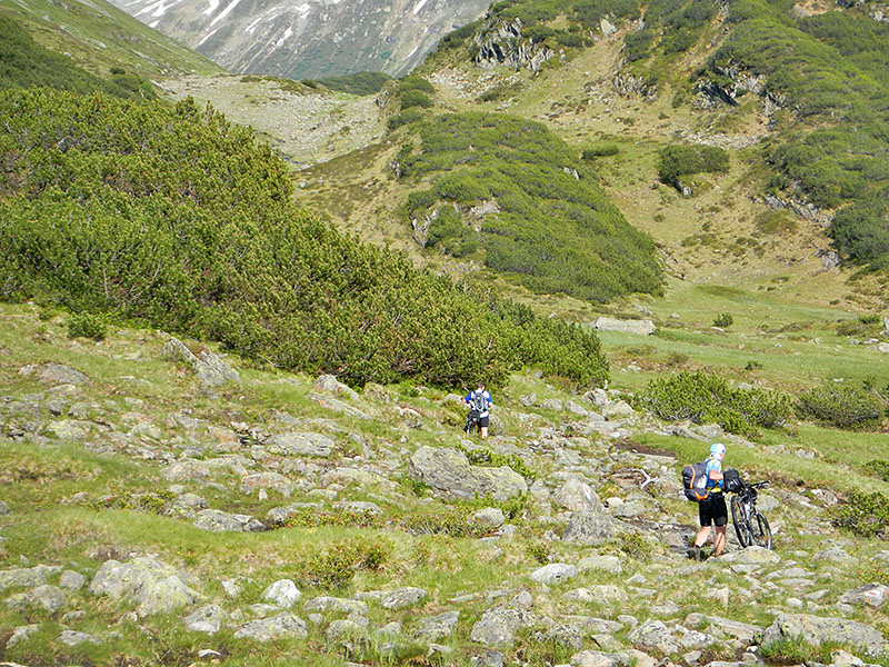 Doch schon stecken wir wieder im steinigen unfahrbaren Gel&auml;nde