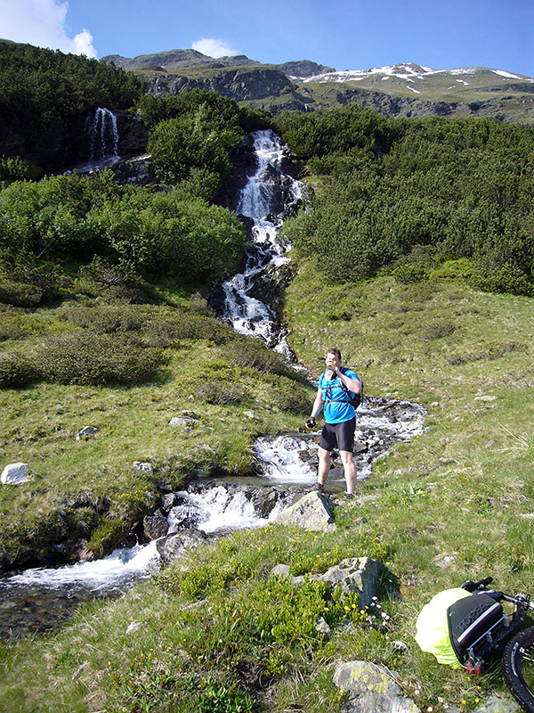 Als uns das Wasser ausgeht, m&uuml;ssen wir aus dem Bach trinken