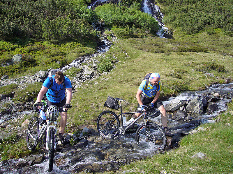 Die Wiesen sind sumpfig, so m&uuml;ssen wir auf den Steinen bleiben