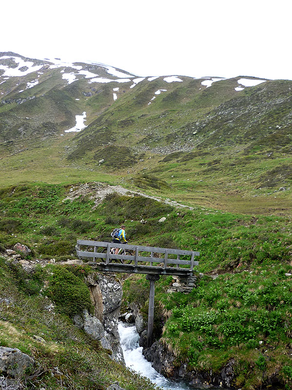 Endlich mal trockenen Fu&szlig;es einen Bach queren