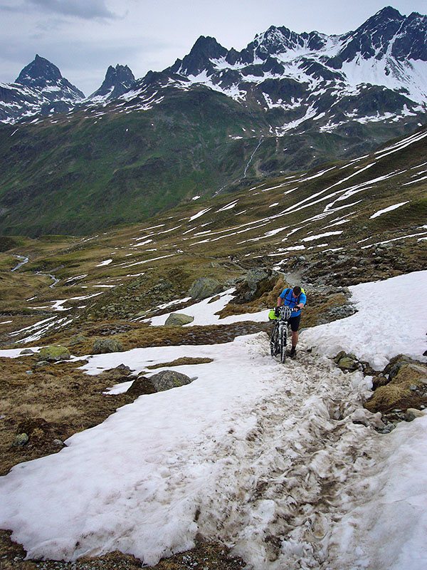 ... und schon bald m&uuml;ssen wir auch durch Schnee laufen