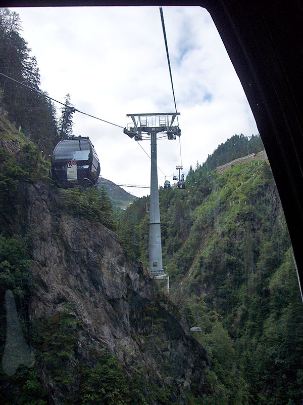 ... fahren wir mit der Seibahn bis zur Mittelstation ...