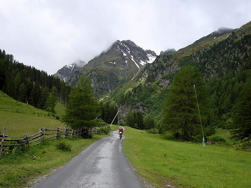 Die Berge sind wolkenverhangen