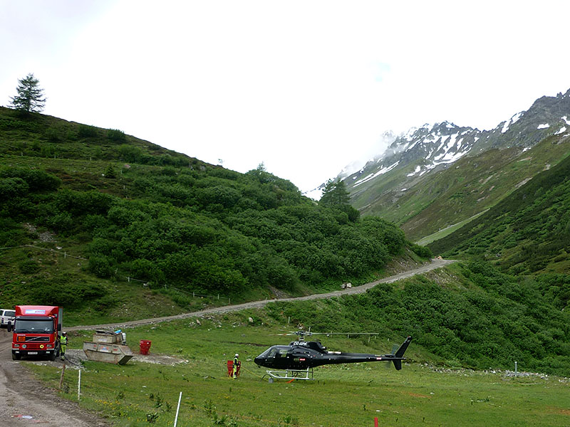 Ein Arbeitshubschrauber wird aufgetankt ...