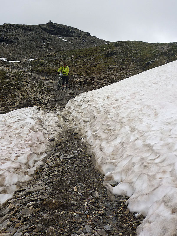 Wenigstens sind die Schneefelder hier ...