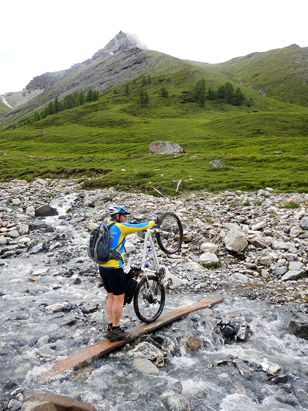 Wenn es nicht nebeneinander geht, muss man das Rad hintereinander &uuml;ber die Planken schieben