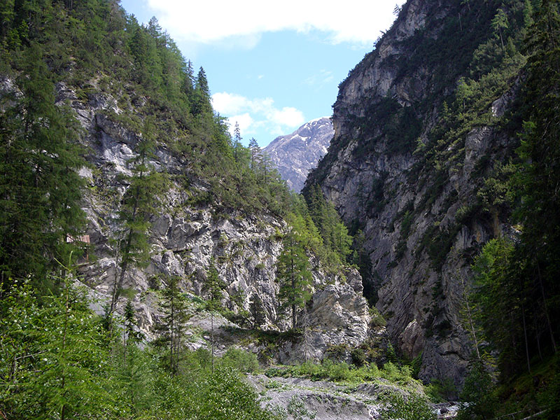 Eine schroffe Schlucht ...
